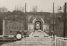 Schaffensepoort - Overweg met handbediende slagbomen - 1953